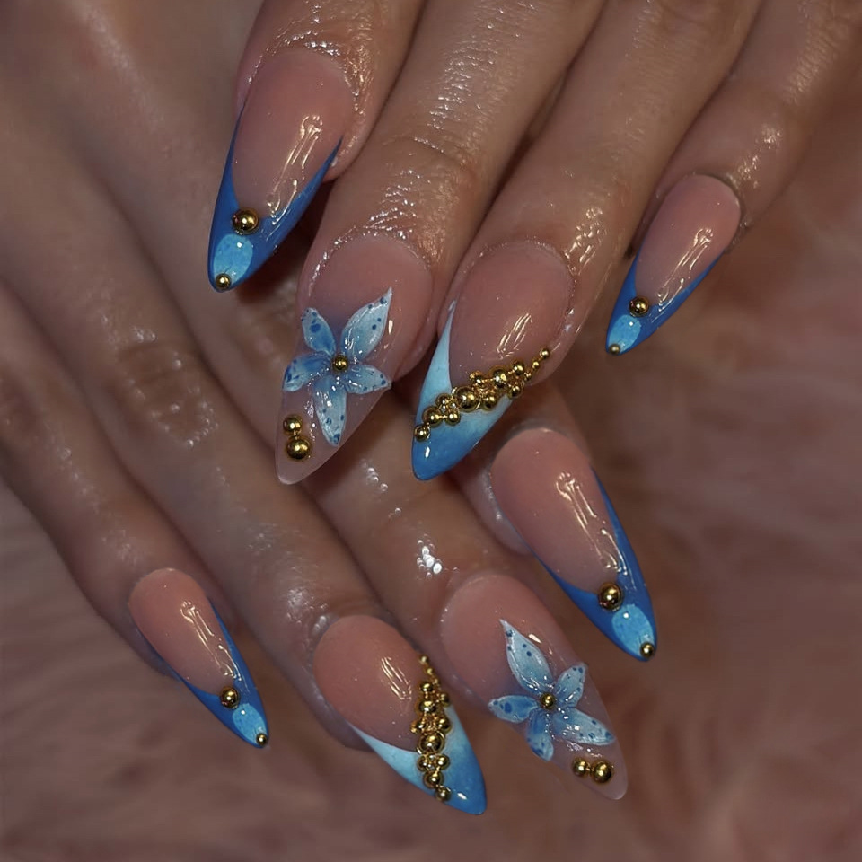 Nail Art Pink - ピンクと青の花柄、メタルビーズ、ラインストーンデザインのヌードカラーのつけ爪、アーモンド型ネイルチップ、プレスオン式のネイルアート