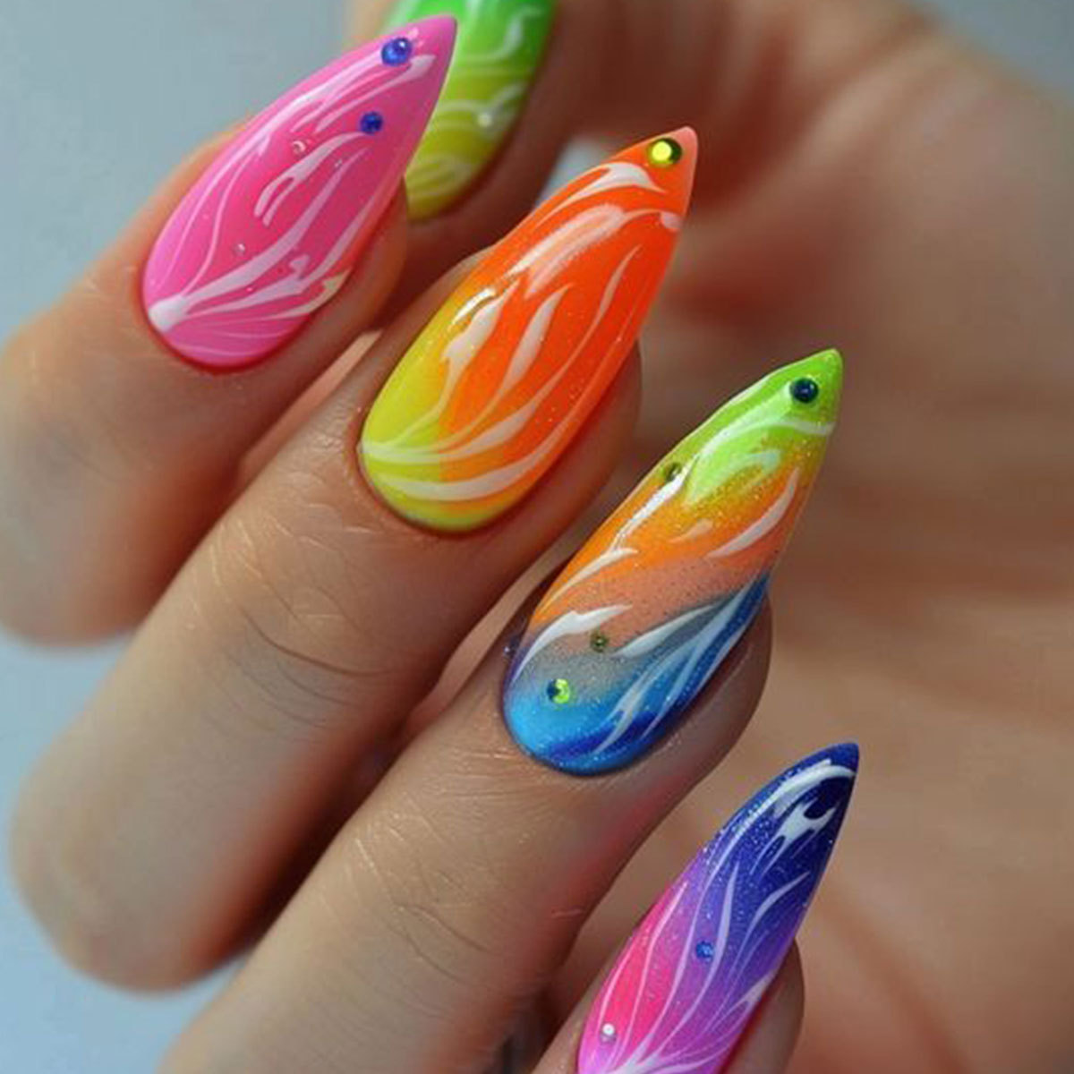 Nail Art Gliter - スネークネイルとラインストーン,スティレット,グリーン,キラキラ接着剤,アーモンドのデザイン