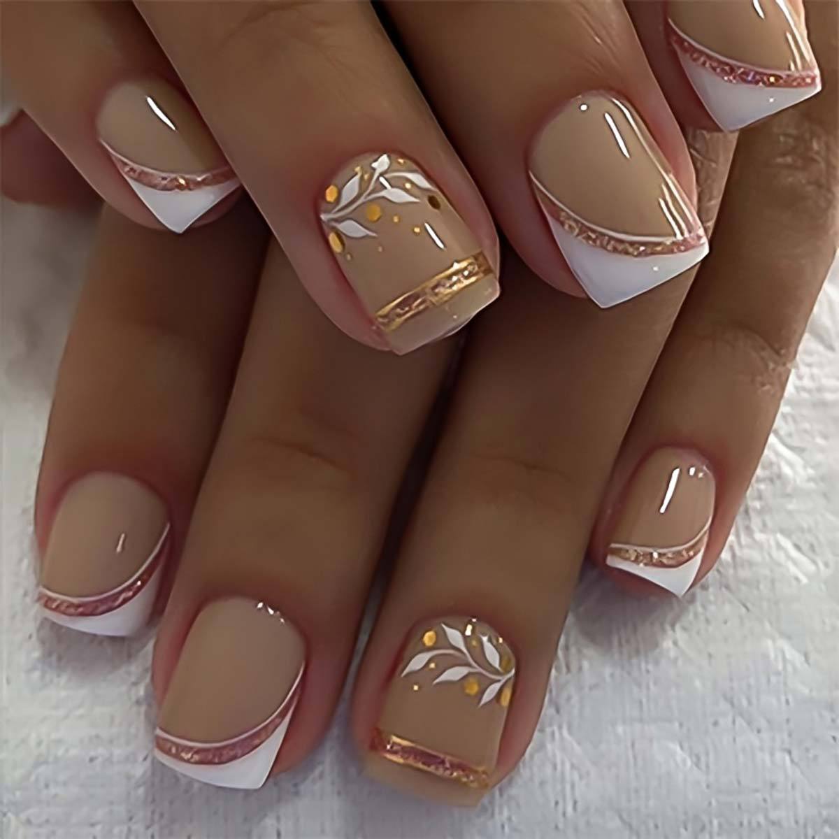 Nail Art Gliter - 女性用ショートミディアムフェイクネイル、フレンチスクエアネイルチップ、ゴールドグリッターストリップ、リーフハートデザイン、プレスオン式つけ爪