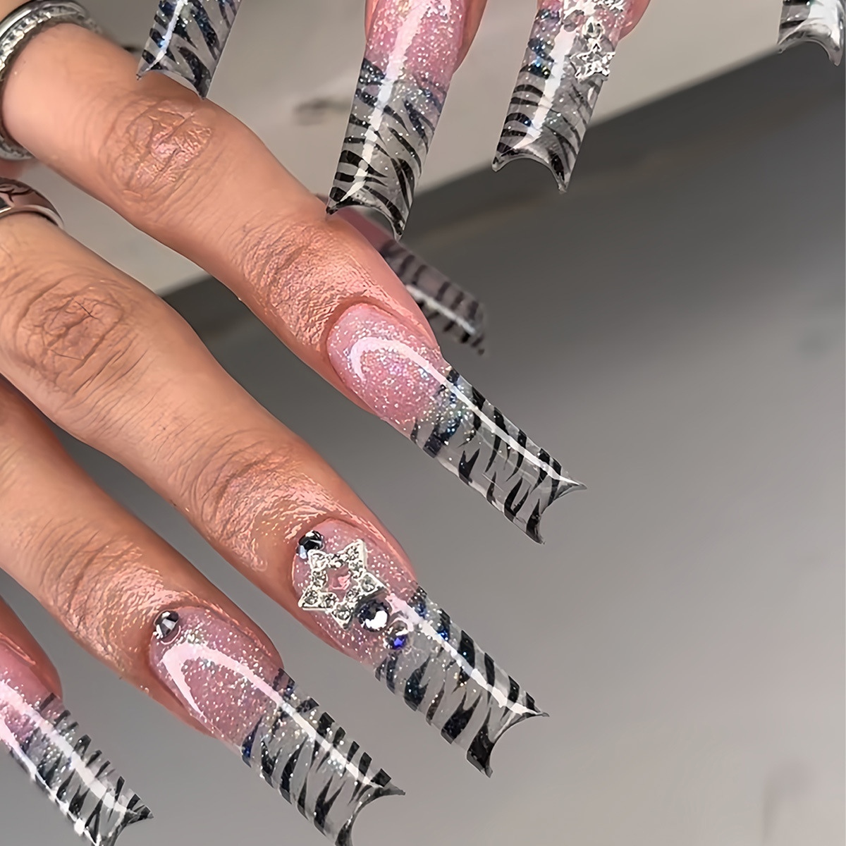 Nail Art Gliter - 24枚入り ロングコフィン型 ペンタグラムラインストーン付き ゼブラ柄 バレエグリッター ファッション