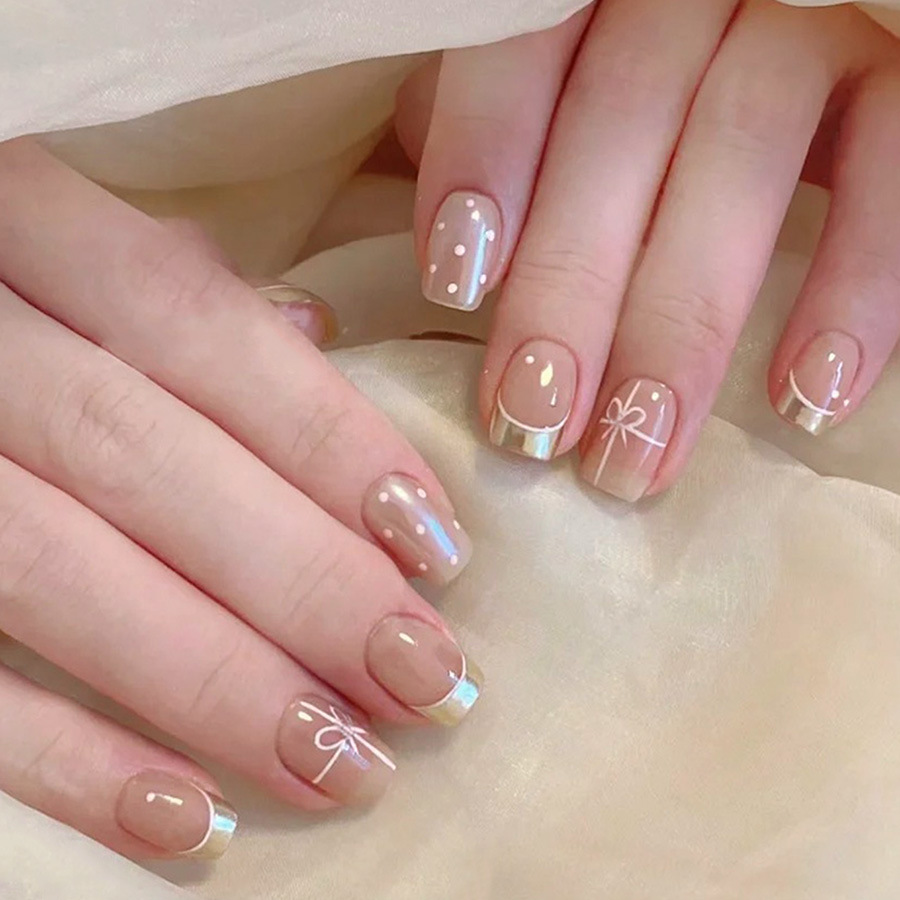 Nail Art Red Cherry - 女性・女の子向けの短いスクエア型つけ爪、ヌードレッドカラー、水玉模様またはチェリーハートのフレンチスタイル、プレスオン式ネイルアート