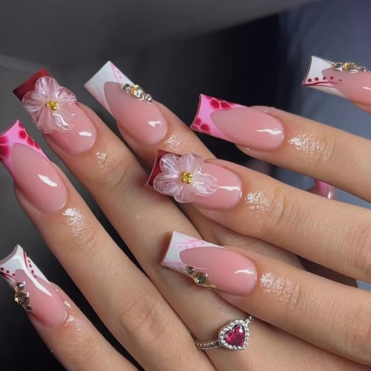 24枚入りウェアラブルスクエアプレスオンネイルサマースウィー - Nail Art Gliter のレビューと価格