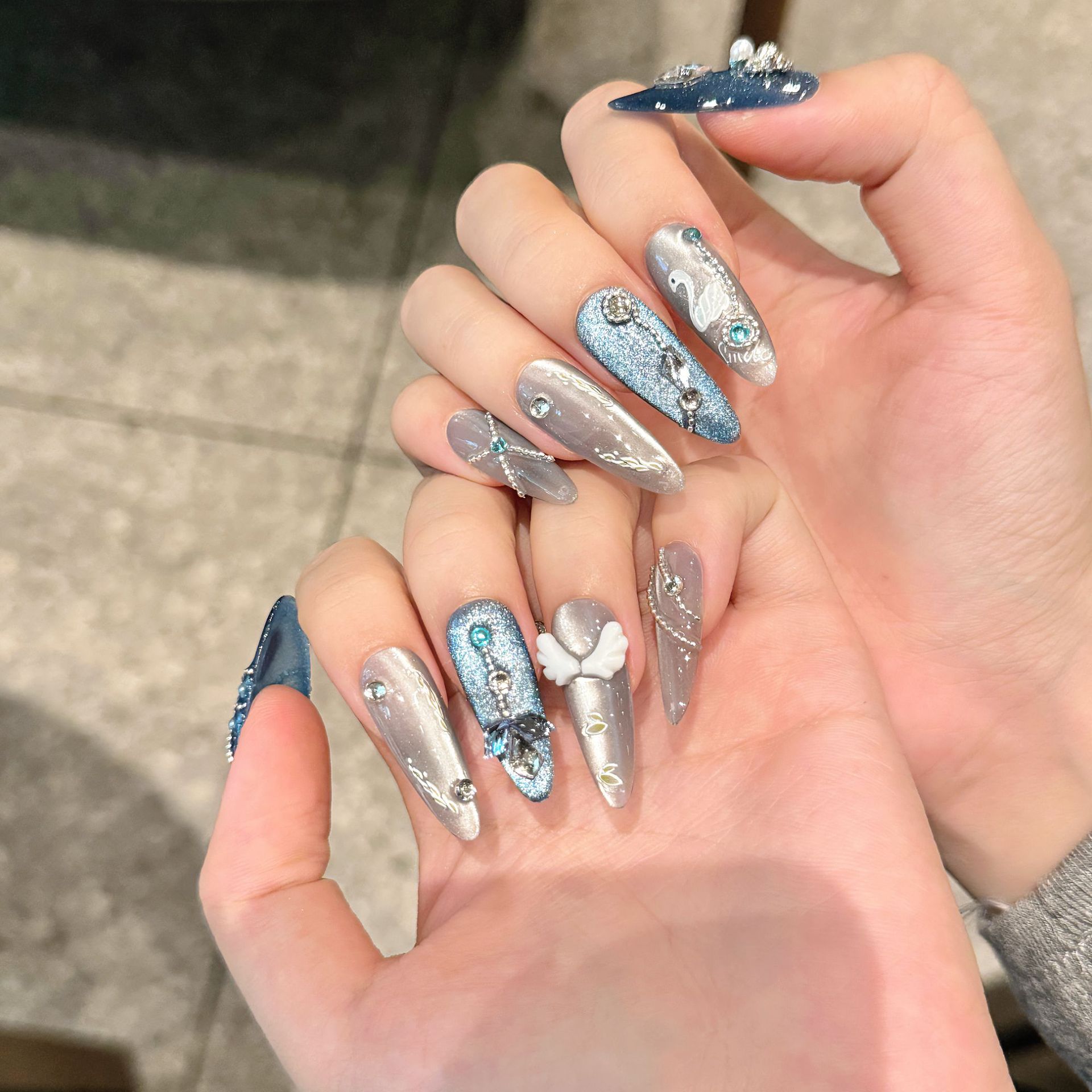 手作りのキラキラつけ爪,白い白鳥,猫の目,煙,青と灰色,圧力 - Nail Art Gliter のレビューと価格